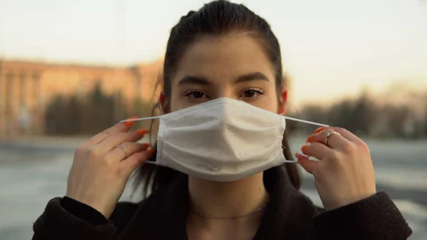 Pandemik, koruyucu maske takan genç bir kadın boş cadde, covid-19