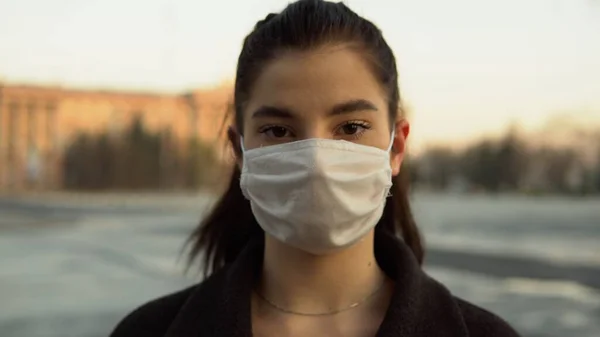 Koruyucu maske sokağında genç bir bayan öğrenci. N1H1 koronavirüs, salgın