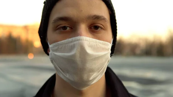 Koruyucu tıp doktoru öğrenci ve kameraya yakından bakıyor.