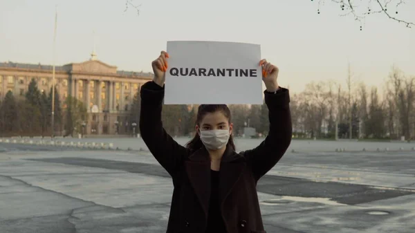Korumalı maskeli kadın sokak karantina posterinde. Coronavirus, COVID-19