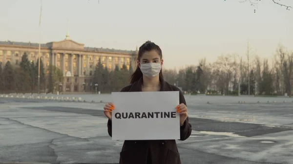 Sokak boş bölgesinde karantina işareti olan kadın, CV19, Coronavirus, maskeli.
