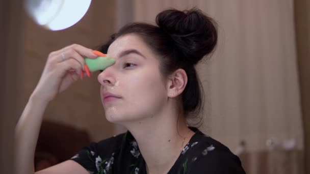 Lány használ szivacs keverése alapítvány az arcon, make-up — Stock videók