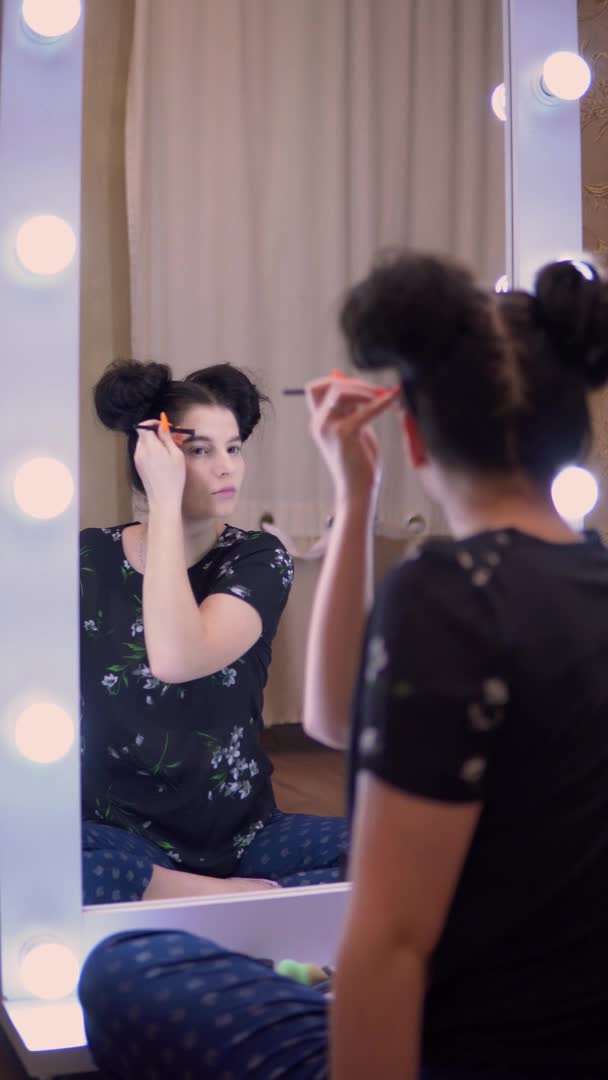 Jovem mulher colocar make-up frente grande visage espelho, beleza blogger, vídeo vertical — Vídeo de Stock