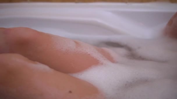 Красота голая девушка расслабляется в ванне болтовни, вечерний уход за собой рутина, уютный дом — стоковое видео