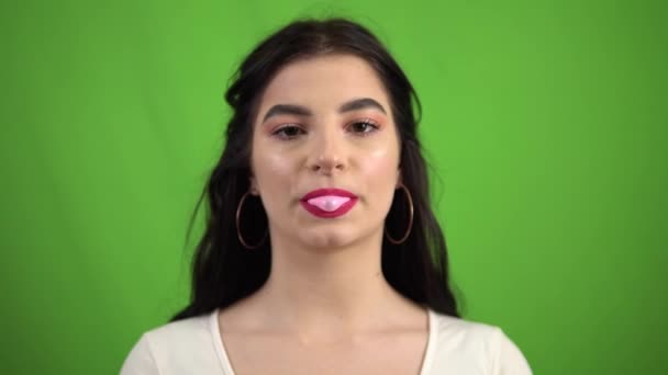 Sexy menina beleza soprando cheving chiclete na tela verde — Vídeo de Stock