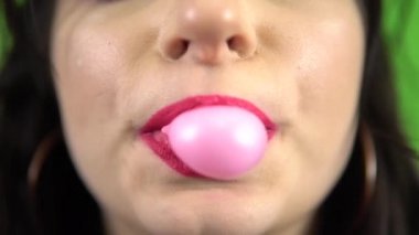 Sakız çiğneyen genç kız, parlak pembe dudaklar, yeşil ekranı kapat