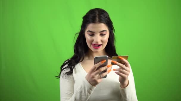 Glückliche Frau beim Online-Shopping, Online-Banking auf grünem Bildschirm — Stockvideo