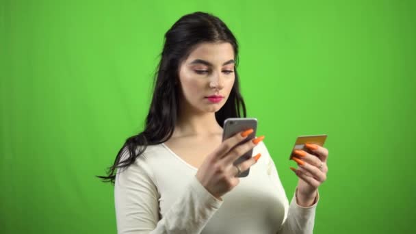 Junge Frau Kreditkartenzahlung per Handy Online-Banking Green Screen — Stockvideo