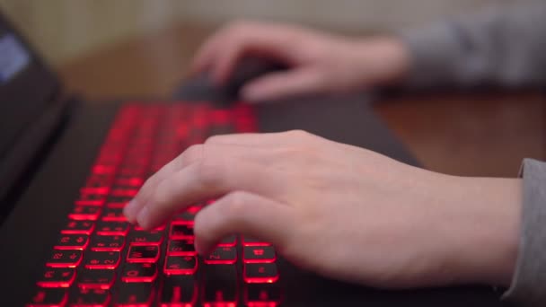 Геймер грає в онлайн відеоігри ноутбук клавіатури, хакер друкує руки крупним планом — стокове відео