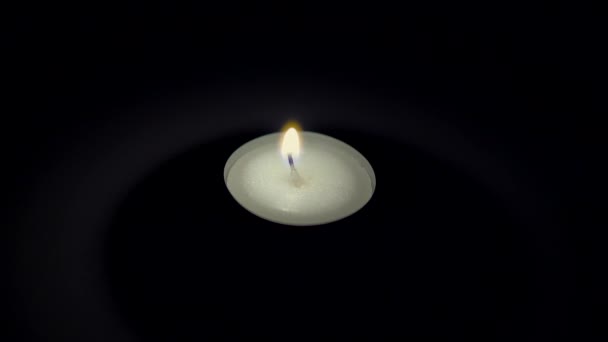Ένα μόνο λευκό κερί καίει. — Αρχείο Βίντεο