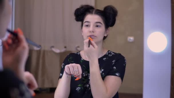 Kız dudak makyaj, fondöten, kapatıcı, taban, güzellik blogcusu fırça kullan — Stok video