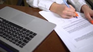 Ofis çalışanı, evrakları imzalayan, formları dolduran, yönetici olarak çalışan.