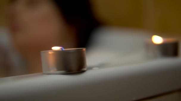 Chica relajante en el baño con canldles, ambiente romántico, descanso en casa — Vídeo de stock