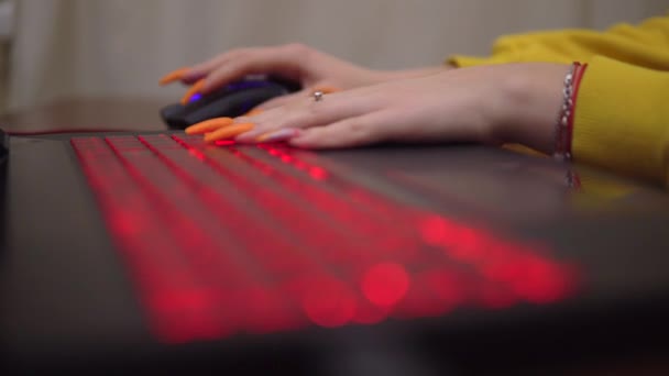 Chica gamer jugando videojuego en línea teclado portátil mujer hacker manos de cerca — Vídeos de Stock