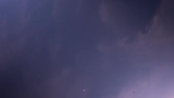 Nubes moviendo el lapso de tiempo, del día a la noche, cielo oscuro, luna en el cielo negro — Vídeos de Stock