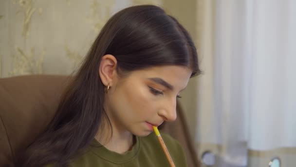 Молодая художница рисует карандашом и углем в альбоме — стоковое видео