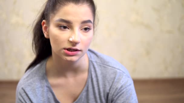 Moe droevige depressieve jonge vrouw praten dicht bij de camera, zitten op de vloer — Stockvideo