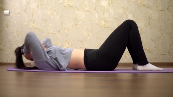 Mujer bombeando los abdominales en casa Deporte y ejercicio físico — Vídeos de Stock