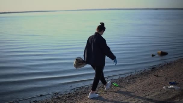 Mujer voluntaria limpiando playa sucia, ecología, contaminación ambiental — Vídeo de stock