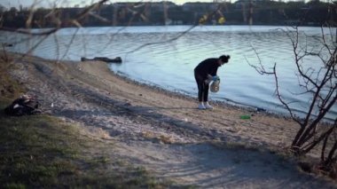 Kirli plajı, ekolojiyi, çevre kirliliğini, plastik çöpü temizleyen gönüllü.