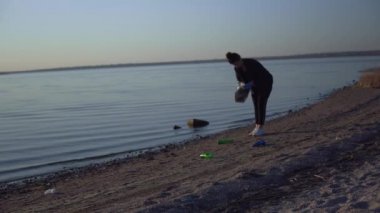 Plajı plastik poşetlerle temizlemek çöp dolu Çevre gönüllü konsepti