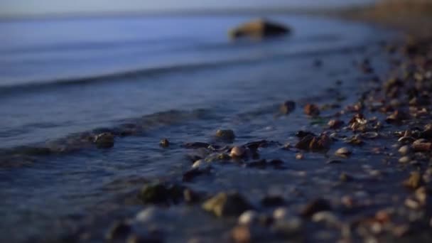 Playa, olas cerca, conchas y arena, agua azul, mar, río, océano — Vídeo de stock