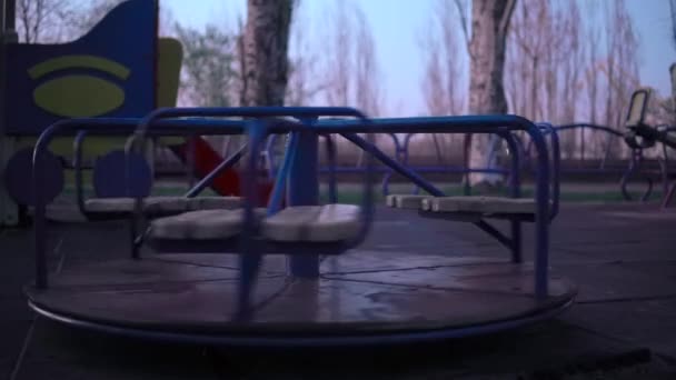 Parque infantil vazio sem crianças, tempo de quarentena, coronavírus , — Vídeo de Stock