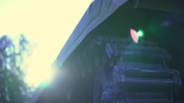 Старый украинский танк памятник в военном парке, старая артиллерия ussr, красная армия — стоковое видео
