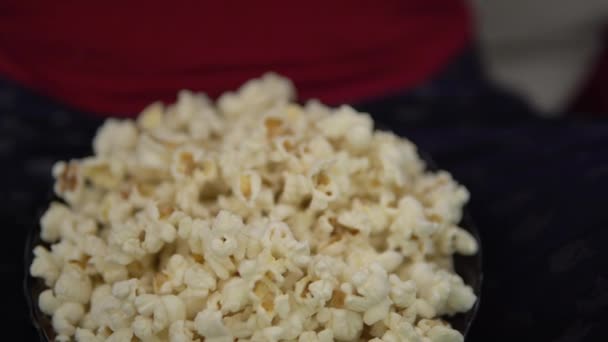 Popcorn a mano femminile Primo piano della donna che mangia pop corn. Concetto alimentare . — Video Stock