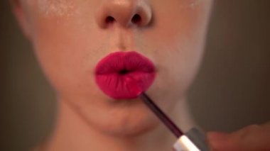 Pembe ruj, parlak makyajlı homoseksüel adam travesti, travesti diva