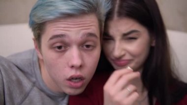 Korkak romantik çift korku filmi seyrediyor. Kanepede oturup evde dinleniyorlar..