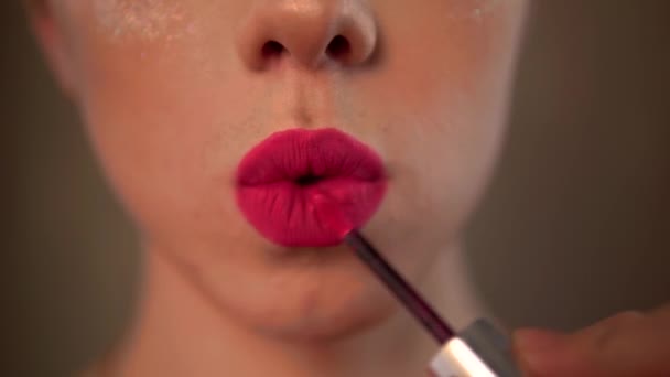 Rosa Lippenstift, homosexueller Mann mit hellem Make-up, Transvestit, Travestie-Diva — Stockvideo