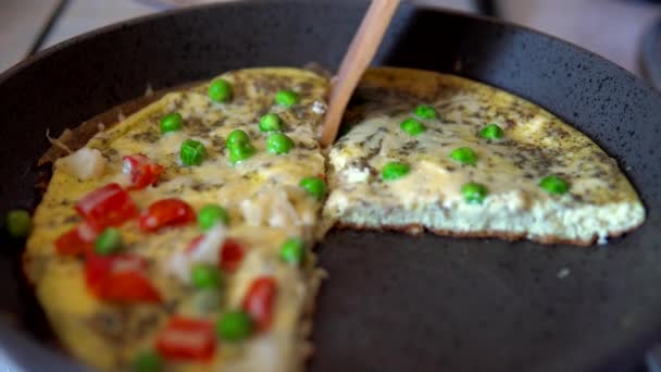 Omelete de cozinha com legumes, pizza, tomate de comida de café da manhã, ervilhas, pimenta — Vídeo de Stock