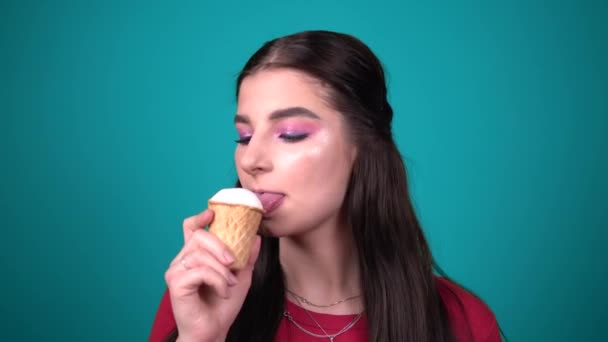 Mladá šťastná žena jíst vanilkovou bílou zmrzlinu, sladkosti, izolované — Stock video
