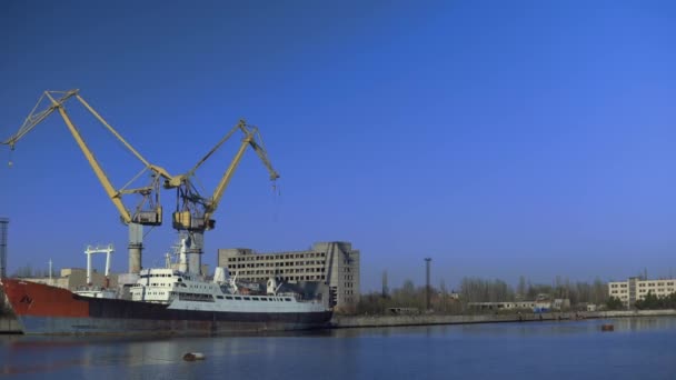 Cargo navire rivière navire construction navale usine de construction grue jaune — Video