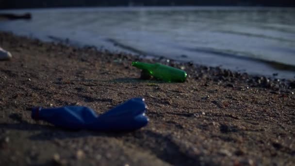 Volontario con sacchi della spazzatura area di pulizia spiaggia sporca Persone ecologia da vicino — Video Stock