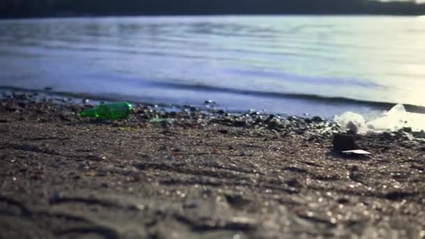 Plastic flessen en zakken afval op het strand ecologie probleem Milieuprobleem — Stockvideo