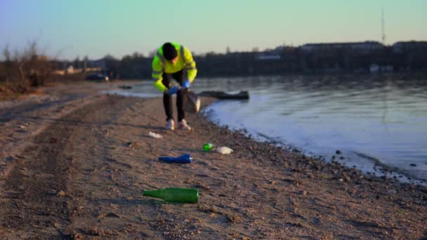 Primer voluntario con bolsas de basura área de limpieza sucio problema de ecología de la playa — Vídeo de stock