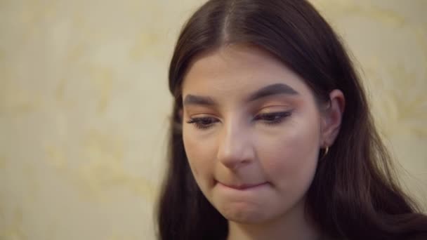 Konstnär flicka stoppar håret bakom örat, smutsig hand i kol, drar målare — Stockvideo
