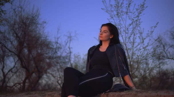 Jong schoonheid brunette vrouw ontspannen op zonsondergang, genieten natuur landschap, — Stockvideo