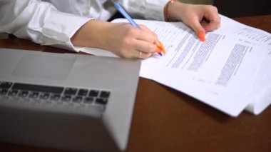 Sekreter çalışıyor, imza atıyor, evrakları dolduruyor, ofis çalışanı, çalışan