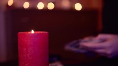 Tarot kartı olan çingene, cadı kadın, mistik ayin mumu, okült büyü kavramı