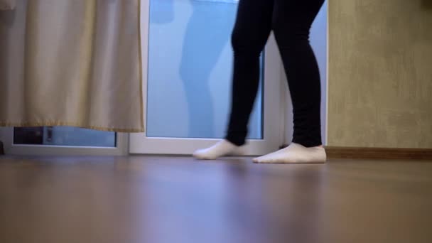 Sportovní žena odkrývá fialový koberec pro cvičení jógy doma sportovní streaching