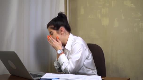 Уставшая секретарша-офисный работник замерзла на работе, кашляет температурой — стоковое видео