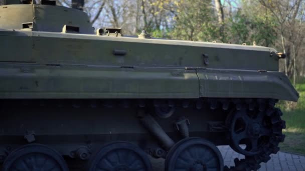 Ejército Tanque parque militar Antiguo monumento del tanque montado en el pedestal en el parque militar — Vídeo de stock