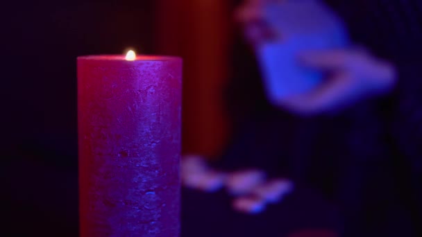 Cartão de tarô misto cigano, mulher bruxa, vela mística, conceito de magia oculta — Vídeo de Stock