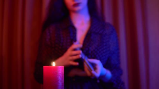 Femme sorcière gitane utiliser des cartes de tarot, future conteuse atmosphère magique concept occulte — Video