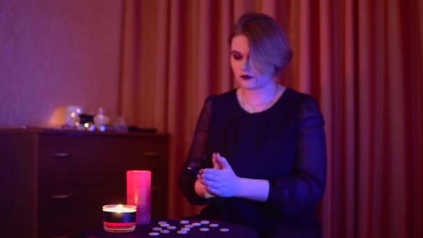 Diseur de bonne aventure brûlant la bougie au-dessus des cartes de tarot lisant les runes rituelles futures — Video