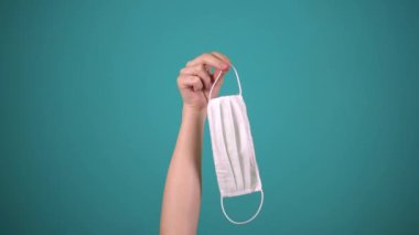 Mavi arka planda el maskesi, karantina, covid-19 coronaviru