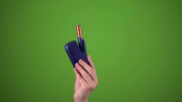 E-Zigarette in der Hand auf grünem Bildschirm, Rauchgerät, Tabakstangenheizung — Stockvideo